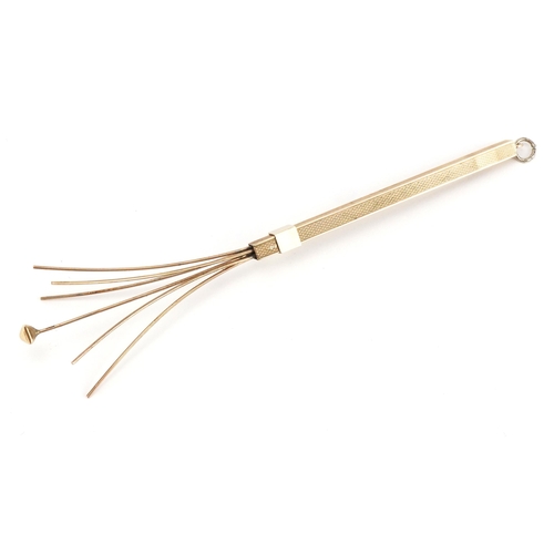 429 - 9ct gold propelling cocktail swizzle stick, 12cm in length when extended, 6.0g