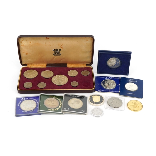 2466 - World coinage, some silver, including Bahama Islands coin set, Republic of Phillipines fifty piso an... 