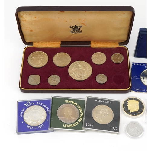 2466 - World coinage, some silver, including Bahama Islands coin set, Republic of Phillipines fifty piso an... 