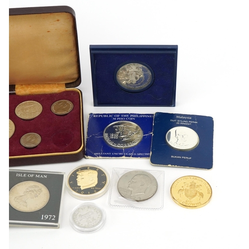 2466 - World coinage, some silver, including Bahama Islands coin set, Republic of Phillipines fifty piso an... 