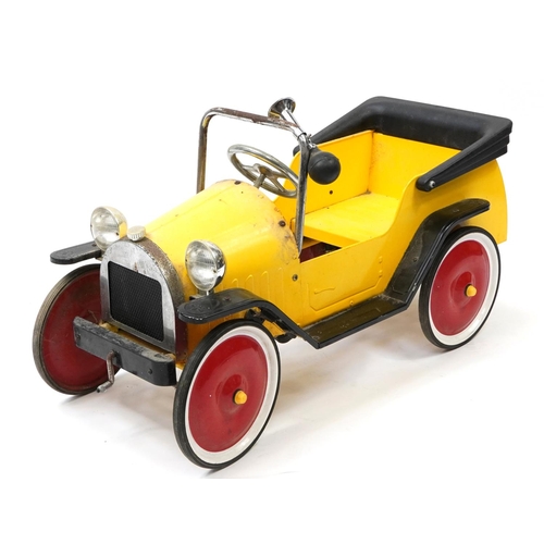 1618 - Vintage Brum child's ride-on pedal car, 95cm in length