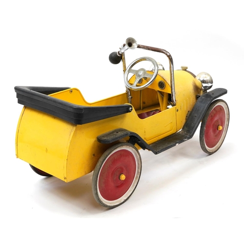 1618 - Vintage Brum child's ride-on pedal car, 95cm in length