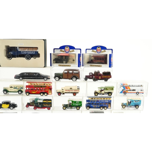 1689 - Collection of diecast collector's vehicles, some with boxes, including Omnibus, Corgi and Matchbox