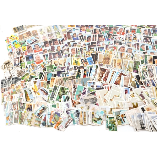 762 - Large collection of cigarette cards