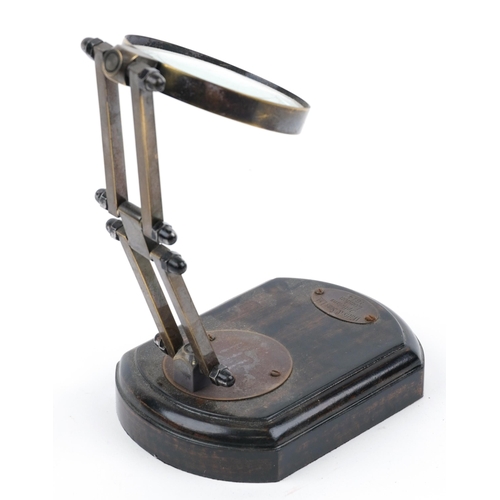 1288 - Adjustable brass desk top magnifying glass with wooden plinth base, 19cm high fully extended