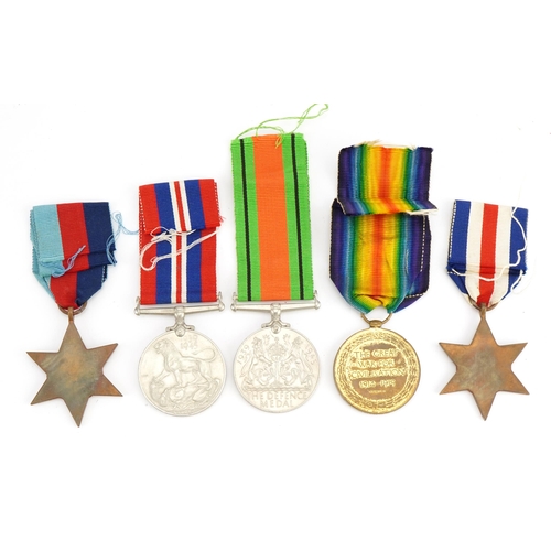 833 - British military World War I and World War II medals including World War I Victory medal awarded to ... 