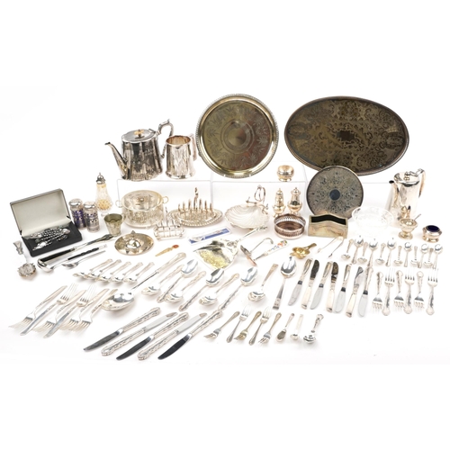 1331 - Silverplate and metalware including a cased set of teaspoons, tankard, various flatware and coasters