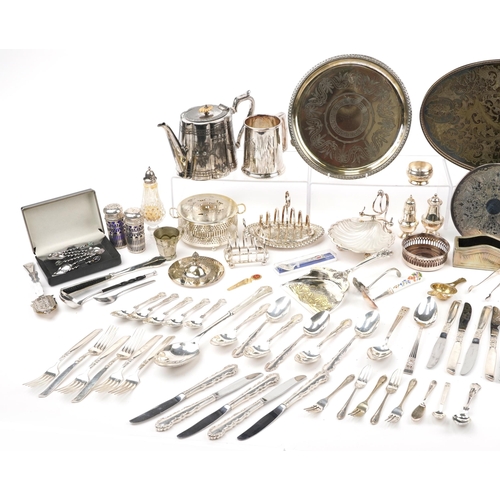 1331 - Silverplate and metalware including a cased set of teaspoons, tankard, various flatware and coasters