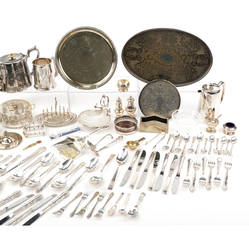 1331 - Silverplate and metalware including a cased set of teaspoons, tankard, various flatware and coasters