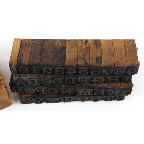 1496 - Set of vintage alphabet and numbers printer's blocks with fitted case