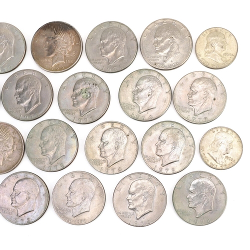 677 - American coinage including 1922 dollar, 1923 dollar and half dollars