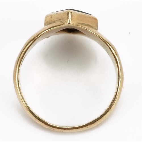 2089 - 9ct gold black onyx ring, size P, 5.1g