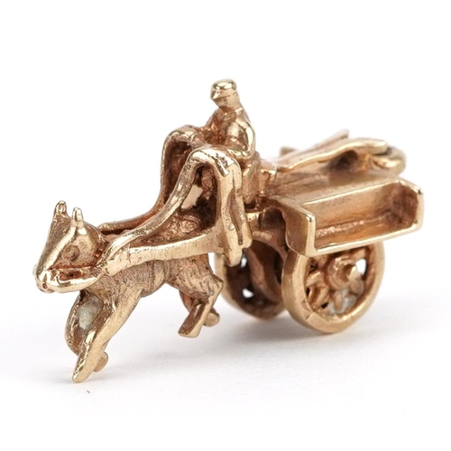 2128 - 9ct gold horse drawn cart figure with rotating wheels, 2.4cm wide, 3.2g