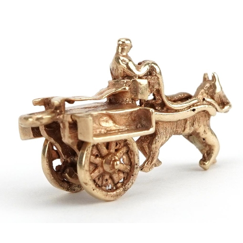 2128 - 9ct gold horse drawn cart figure with rotating wheels, 2.4cm wide, 3.2g