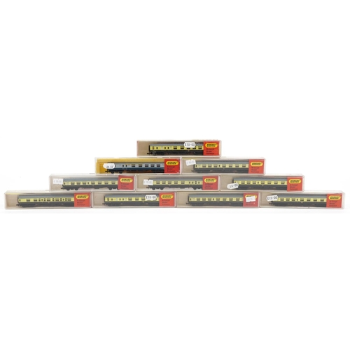 1542 - Ten Hornby Minitrix N gauge model railway coaches with cases, numbers 301, 301, 301, 301, 301, 302, ... 