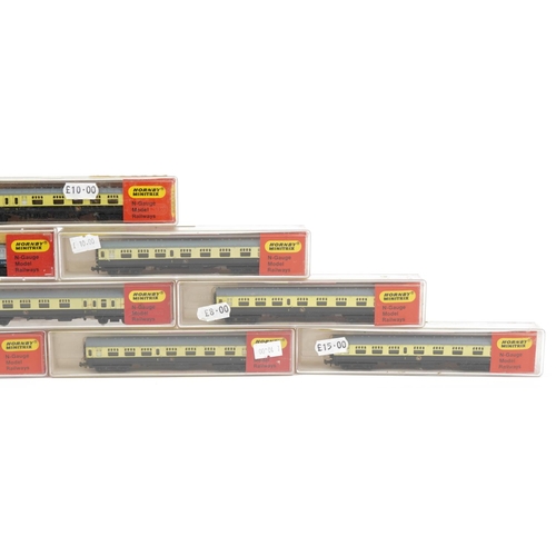 1542 - Ten Hornby Minitrix N gauge model railway coaches with cases, numbers 301, 301, 301, 301, 301, 302, ... 