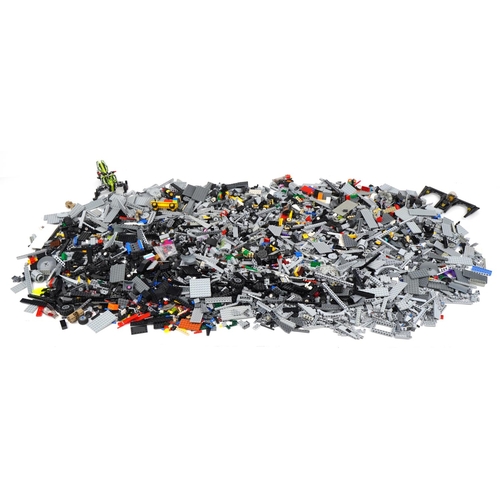 1586 - Large collection of vintage and later Lego and Lego Technics, total weight approximately 7.0kg