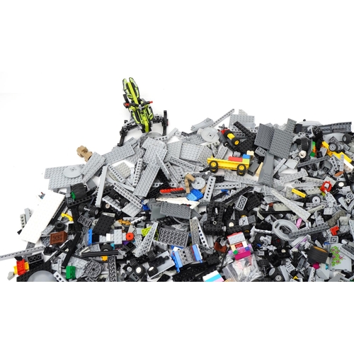 1586 - Large collection of vintage and later Lego and Lego Technics, total weight approximately 7.0kg