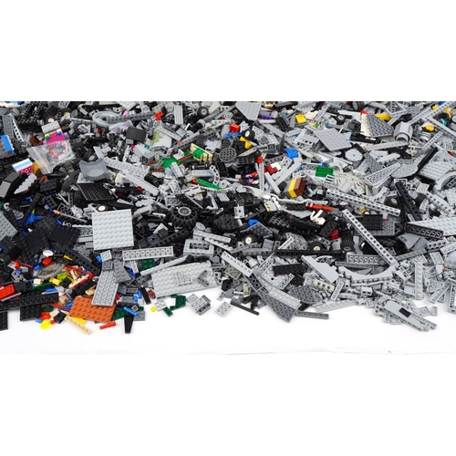 1586 - Large collection of vintage and later Lego and Lego Technics, total weight approximately 7.0kg