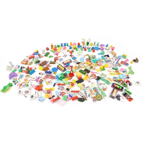 1390 - Large collection of vintage and later rubber erasers