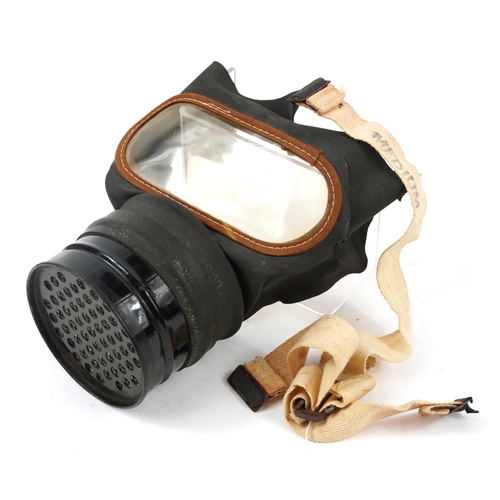 1733 - Military interest gas mask respirator with box