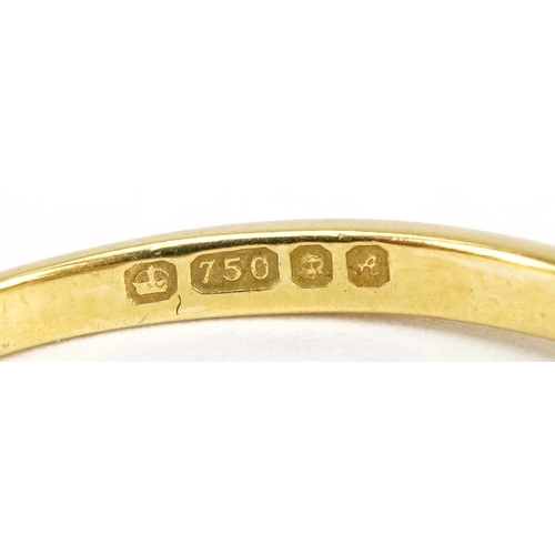 2040 - 18ct gold diamond three stone ring, the largest diamond approximately 0.18 carat, size M/N, 2.4g