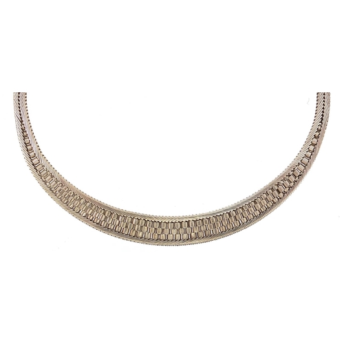 2343 - Modernist graduated silver necklace, 42cm in length, 41.4g