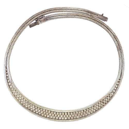 2343 - Modernist graduated silver necklace, 42cm in length, 41.4g