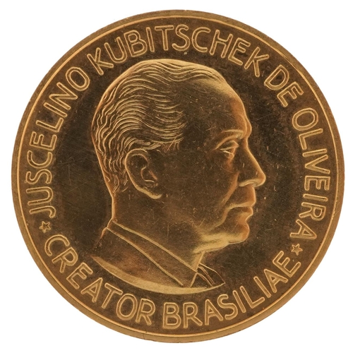 120 - 1960 Brazilian gold medal commemorating Juscelino Kubitschek de Oliveira, 16g - this lot is sold wit... 