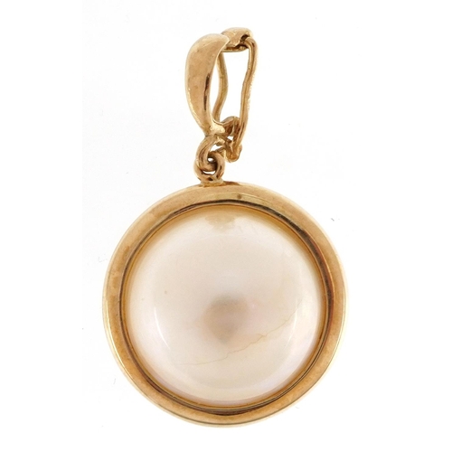 2296 - 9ct gold Mabe pearl pendant, 3.0cm high, 3.6g