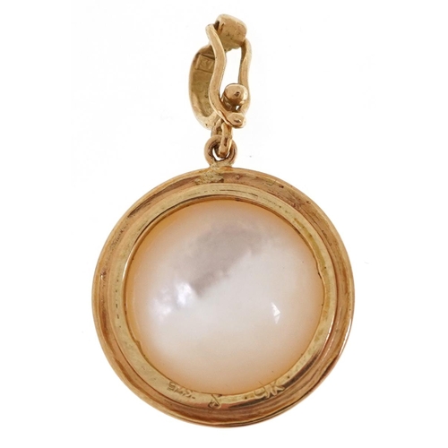 2296 - 9ct gold Mabe pearl pendant, 3.0cm high, 3.6g