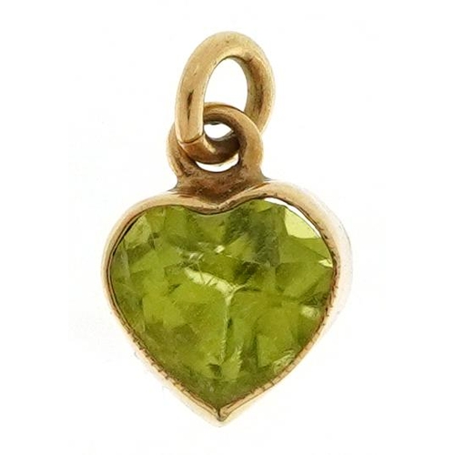 2278 - 9ct gold peridot love heart pendant, 9.0mm high, 0.4g