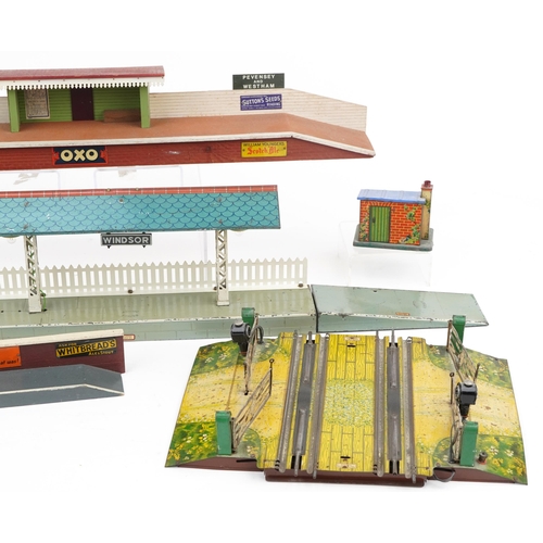1418 - Collection of Hornby O gauge tinplate model railway trackside buildings and Meccano level crossing, ... 