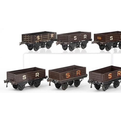 1407 - Ten Hornby O gauge tinplate model railway Southern Rail wagons