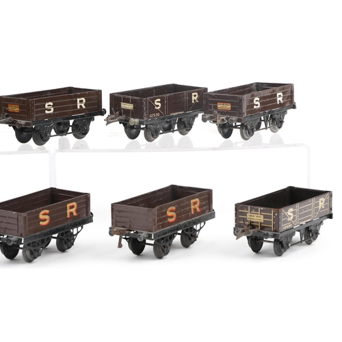 1407 - Ten Hornby O gauge tinplate model railway Southern Rail wagons