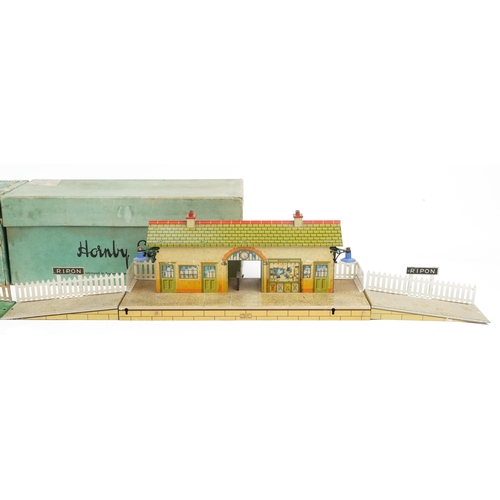 1406 - Two Hornby O gauge tinplate model railway stations with boxes comprising No 2E Windsor and No 4E
