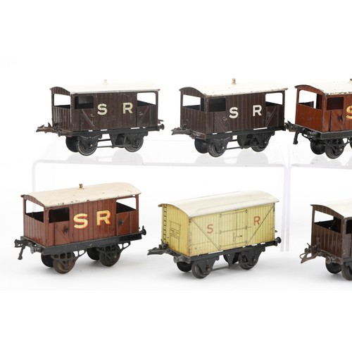 1409 - Eight Hornby O gauge tinplate model railway Southern Rail wagons