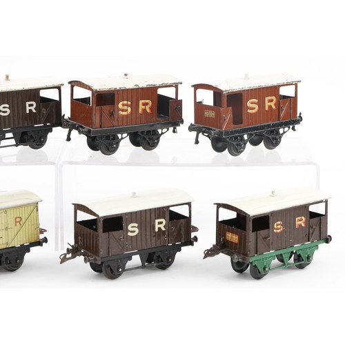 1409 - Eight Hornby O gauge tinplate model railway Southern Rail wagons