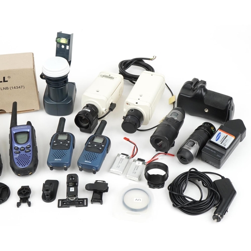 1174 - Collection of security cameras, accesories and walkie talkies