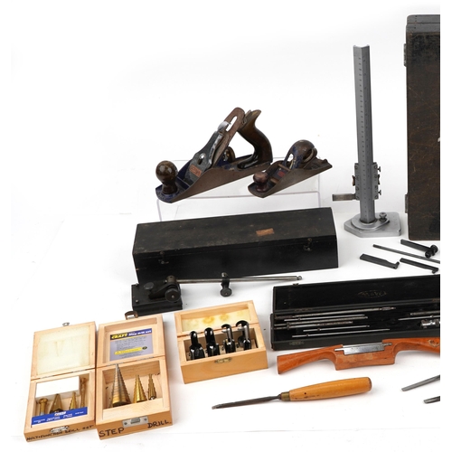 1266 - Vintage and later tools including a Chesterman height gauge, drill bits, Record planes and chisels