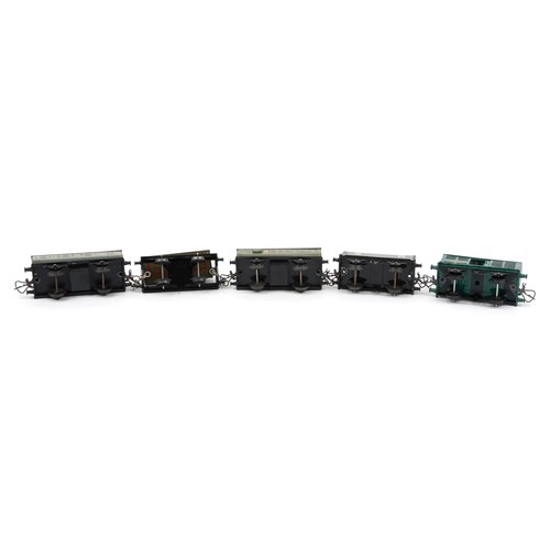 1419 - Five Hornby O gauge tinplate model railway wagons with boxes comprising  passenger coach guards Van,... 