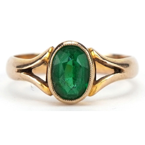 2147 - 9ct gold green stone solitaire ring with split shoulders, size M, 2.5g