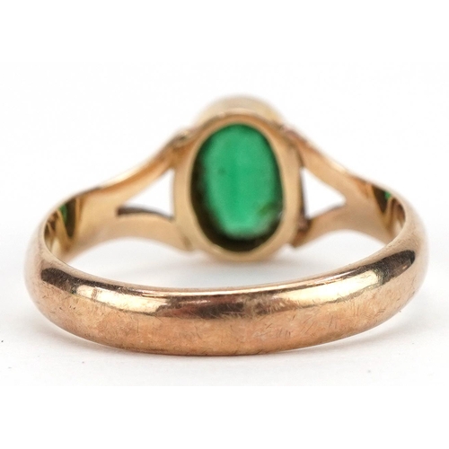 2147 - 9ct gold green stone solitaire ring with split shoulders, size M, 2.5g