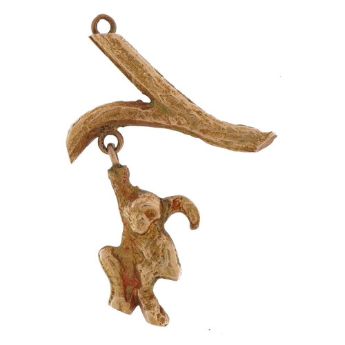 2101 - Unmarked gold monkey hanging from a branch charm, 2.4cm high, 2.6g