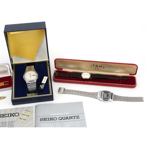 2391 - Five vintage and later ladies and gentlemen's wristwatches including Seiko 5 with day/date aperture,... 