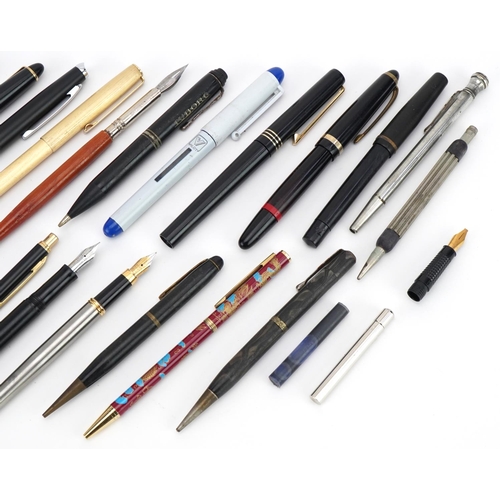 575 - Vintage and later pens including Pilot