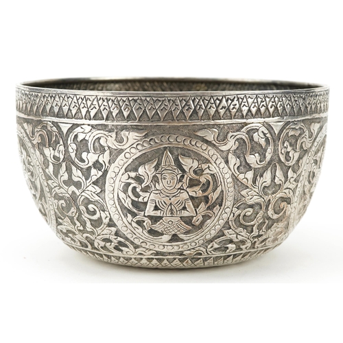 374 - Tibetan white metal bowl embossed with deities, 15.5cm in diameter, 171.0g