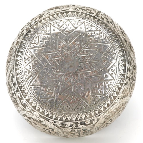 374 - Tibetan white metal bowl embossed with deities, 15.5cm in diameter, 171.0g