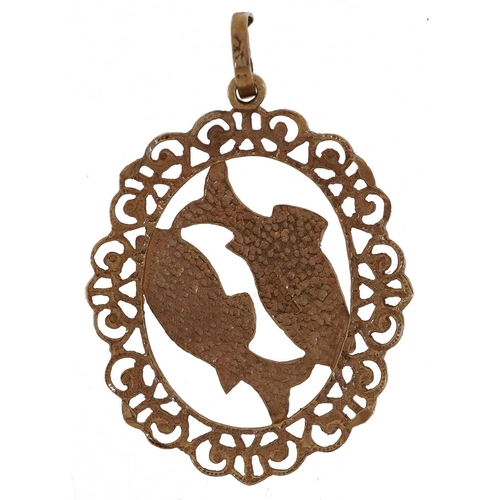 2250 - 9ct gold openwork fish pendant, 3.0cm high, 1.1g