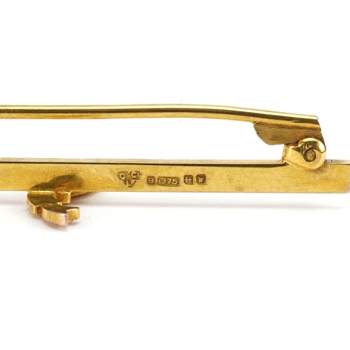 2273 - 9ct gold salmon bar brooch, 4.4cm wide, 2.6g